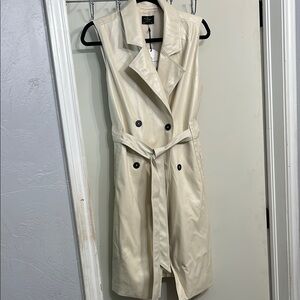 White Sleeveless Trench Coat